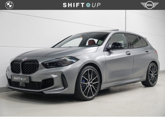 BMW 1 Serie M135i xDrive Panoramadak | Harman Kardon | Head Up | ACC | Stuurverwarming – Foto