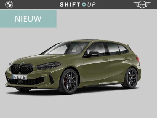 BMW 1-serie M135i xDrive Urban Green | Panoramadak | Harman Kardon – Foto