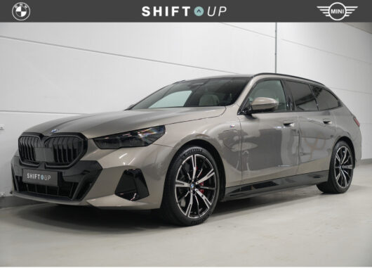 BMW 5 Serie Touring 550e xDrive Bowers Wilkins | Panoramadak | Stoelventilatie | Alcantara Hemel – Foto