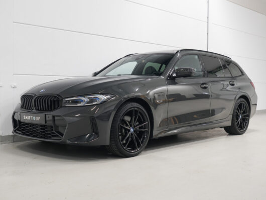 BMW 3 Serie Touring 330e M-Sport | Panoramadak | 19″ – Foto