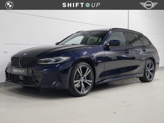 BMW 3 Serie Touring 330e xDrive M-Sport | Panoramadak | Harman Kardon | Elektr. Trekhaak – Foto